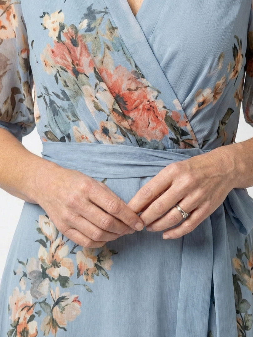 אלואן | שמלת מקסי ראפ פרחונית עם צווארון V
